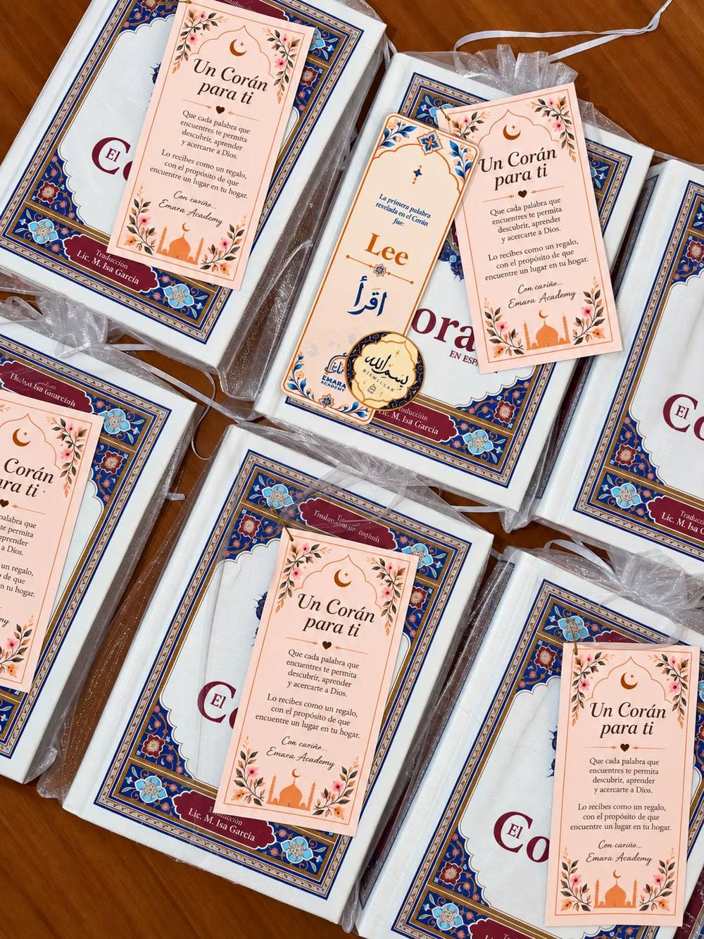 Copies of the Quran in Spanish, each tied with a card that reads Un Corán para ti